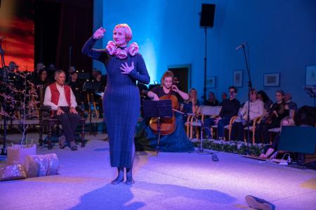 Deklica s piščalko-45